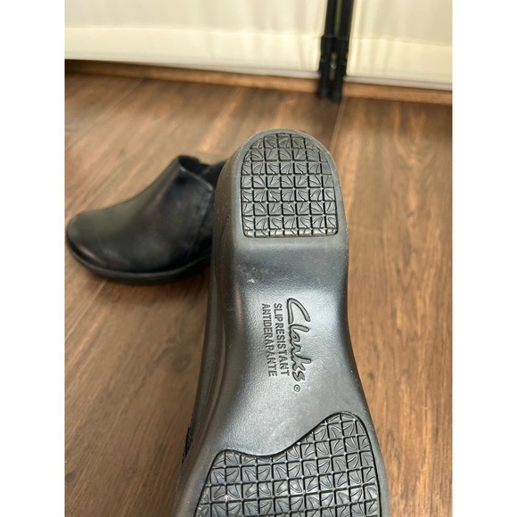 Clarks Women's Black Slip Resistant Leather Slip On Shoes - Picture 8 of 9